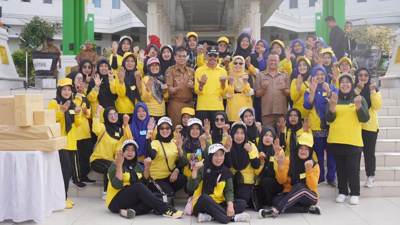 Bupati Limapuluh Kota, Safaruddin Dt. Bandaro Rajo,Foto Bersama dengn Tim Penggerak PKK